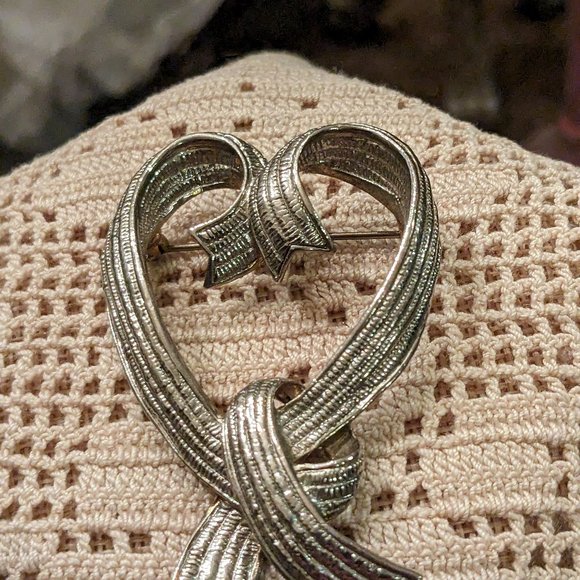 Gorgeous Vintage Well Made Silver Tone Heart Brooch With Beautiful Details - Picture 1 of 6